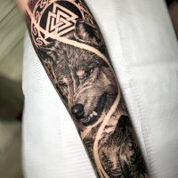 Lattuada-Tattoo_wolf_nature_forearm_realism-2