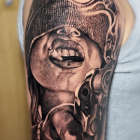 Lattuada-Tattoo_woman_shooting_shoulder_realism
